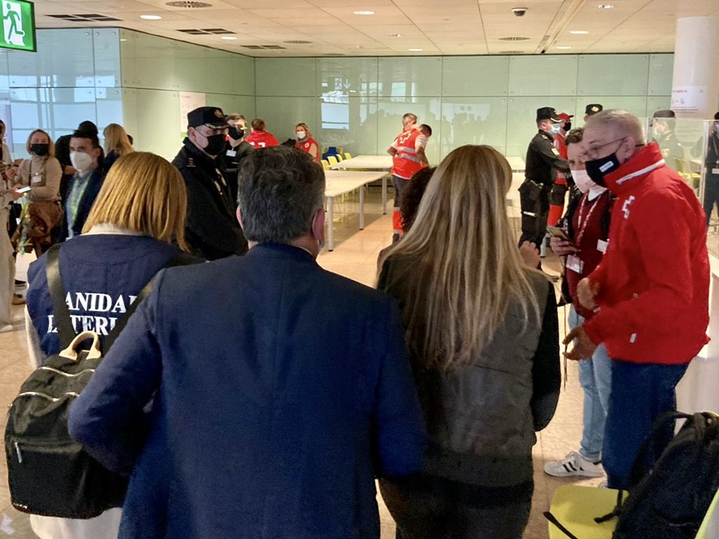 Dispositiu d'atenció a l'aeroport del Prat per atendre les persones arribades d'Ucraïna en el vol de rescat / @MariaEugeniaGay