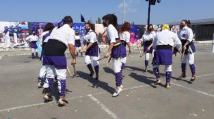 La tamborinada i el posterior ball de bastons, a ple sol