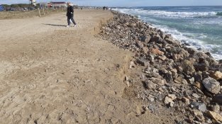 El darrer temporal es menja la sorra de la platja
