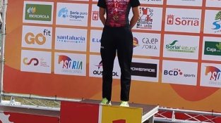 Arnau Monzoni al més alt del podi del Campionat d'Espanya de Duatló de Mitja Distància del grup edad 18-19 anys.