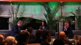 D'esquerra a dreta: Jordi Morera, president d'El Prat Empresarial; Sonia Corrochano, directora de l'aeroport del Prat, i Santiago Garcia-Milà, subdirector general comercial i d’estratègia del Port de Barcelona, durant la II Nit Empresarial (2019)
