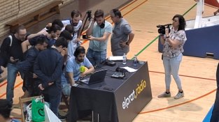 Els jugadors del CB Prat voltant als companys del Prat Esports veient els últims minuts de la resta de la jornada
