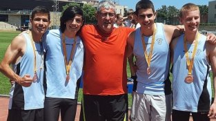 El relleu 4x400 amb Chema (al centre) el seu entrenador