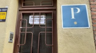 L'antiga família propietària la va perdre als jutjats amb una immobiliària. Ara l'empresari els ha fet fora amb els inquilins que encara hi vivien.