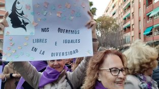 La diversitat marca la marxa feminista del Prat