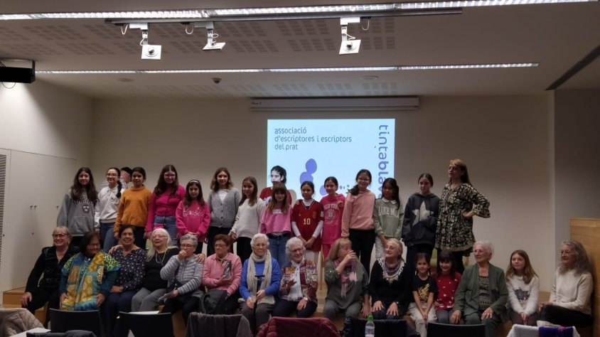 Moment de germanor entre grans i petits al final de la xerrada