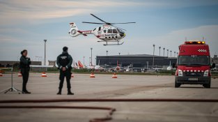 Helicòpter d'emergències mèdiques aterrant a l'aeroport, durant l'exercici
