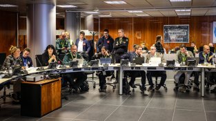 Autoritats i comandaments diversos, reunits a la sala de crisi durant l'exercici