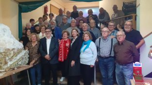 El grup de voluntaris, acompanyats per Lluís Mijoler, alcalde del Prat, i Marisol Rojas, tinenta d'alcalde de Ciutadania