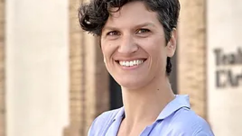 Alba Bou és actualment Tinenta Alcalde d'Urbanisme i Habitatge i portaveu dels Comuns