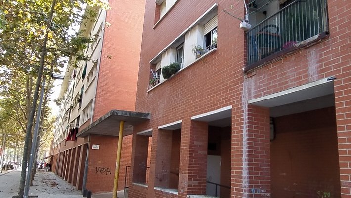 L’alcalde Lluís Serra substitueix el passatge del rei emèrit. A sota, l'alcalde Mijoler acompanyat pel fill de Giribert.