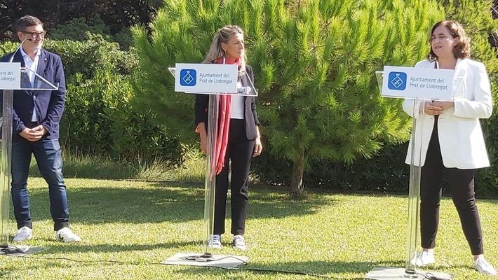 Díaz, al centre, acompanyada de Mijoler i Colau