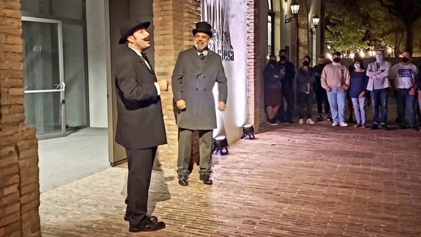Els actors Arnau Puig i Lolo Herrero a les portes del pati de L'Artesà