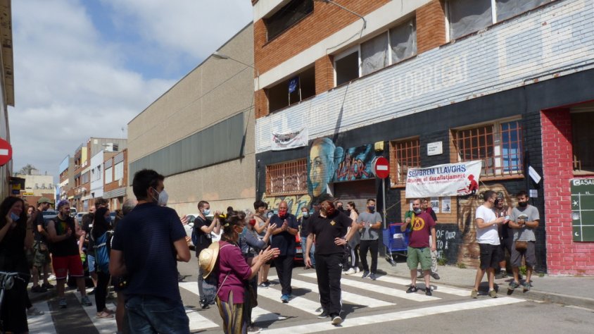 Membres i simpatitzants de La Llavor, concentrats a la porta del Casal durant el primer intent de desallotjament, el juny