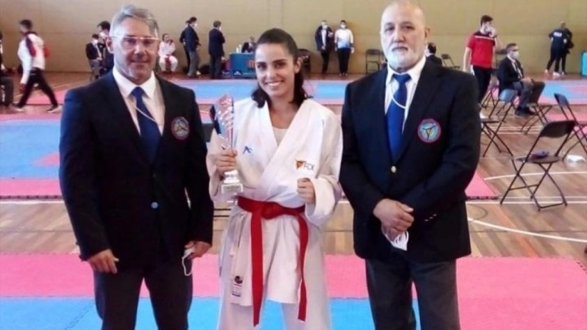 Esther Higuera amb el seu trofeu i envoltada dels seus tècnics, David i Miguel