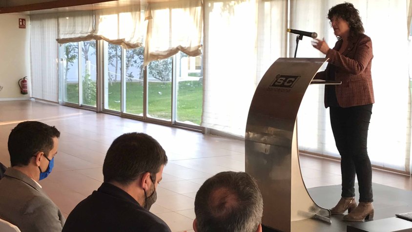 La consellera Teresa Jordà, durant la trobada amb representants de l'AIPN