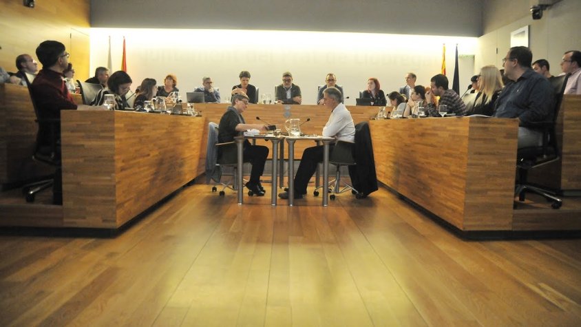 Torna el públic a un ple municipal per sucar-hi pa
