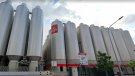 Mor un treballador en caure des d'un dipòsit de la Damm