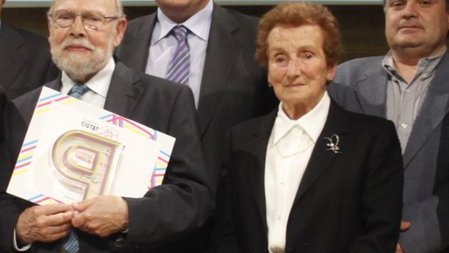 Josefa Puigpelat, acompanyada del dibuixant Àngel Garcia, als Premis Ciutat del Prat 2011 