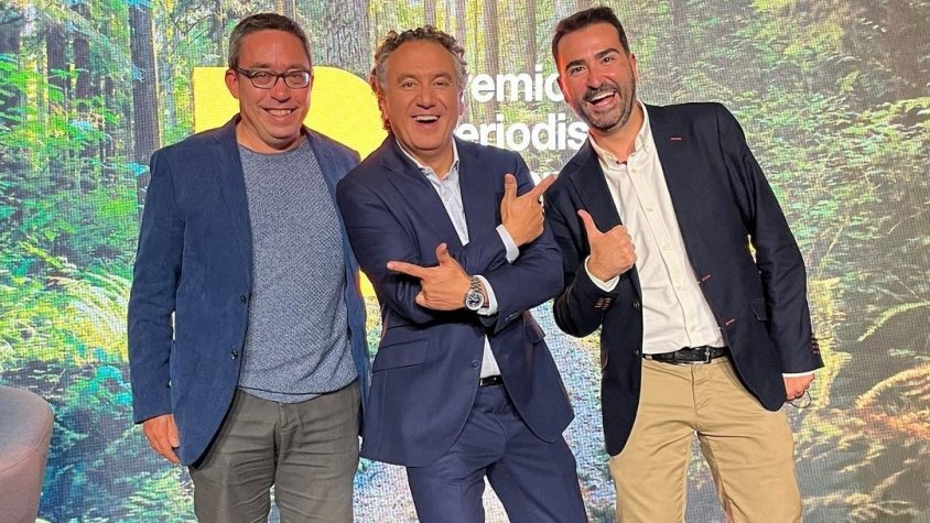 Muñoz (dreta) i Copete (esq.), acompanyats pel meteoròleg Roberto Brasero durant la final dels premis