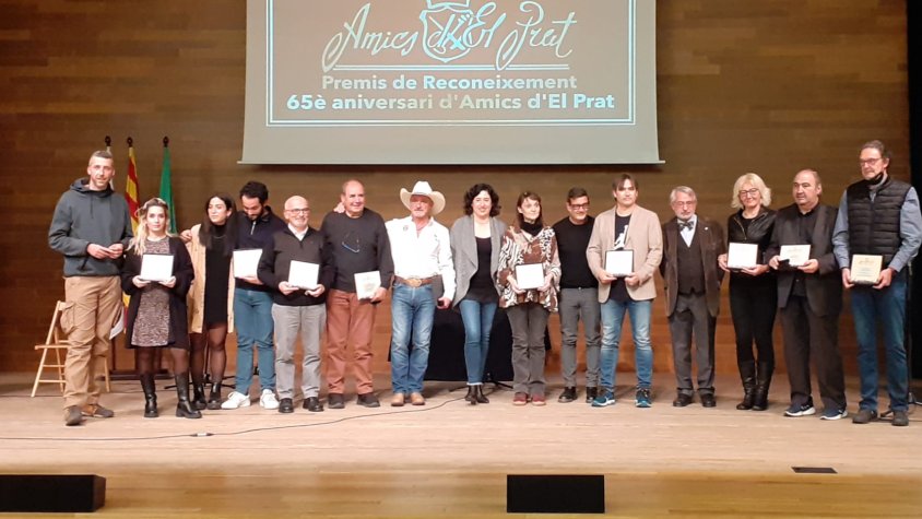 Guardonats i representants de les entitats premiades, sobre l'escenari del Cèntric