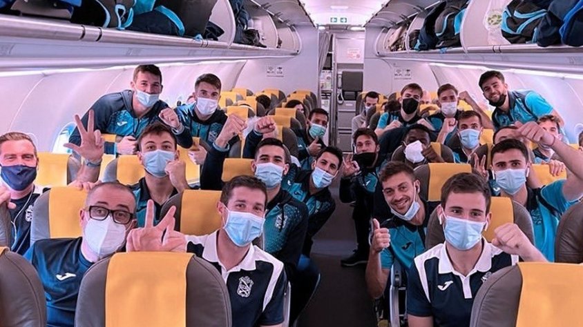Los jugadores de la AE Prat en el avión de regreso al Prat