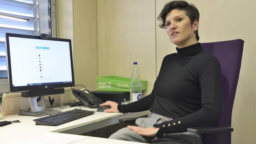 Alba Bou, al seu despatx municipal