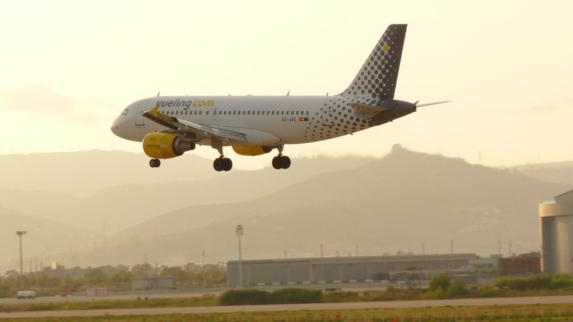 Avió de la companyia Vueling aterrant al Prat