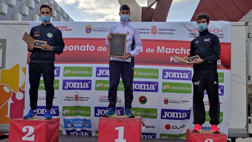 Óscar Martínez, en el centro, en lo más alto de podio de Pamplona