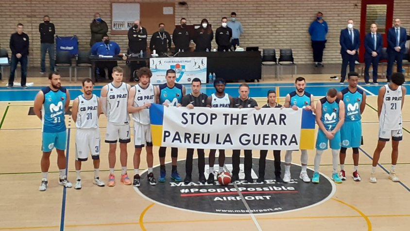 Els dos conjunts s'han fotografiat a l'inici del partit amb una pancarta en contra de la guerra