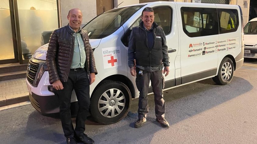 Juanjo Perramón (esquerra) i Xavier Martínez (dreta) surten el dimecres 16 de marc cap a la frontera ucraïnesa