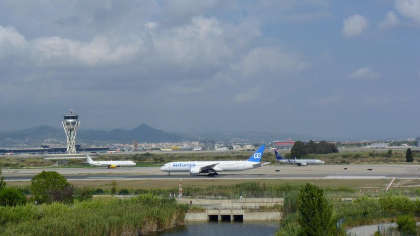 Avions sobre les pistes de l'aeroport del Prat