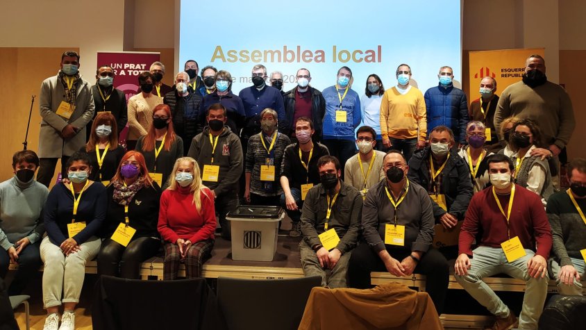 Tots als assistents a l'assemblea d'ERC, en la foto de família per cloure l'acte
