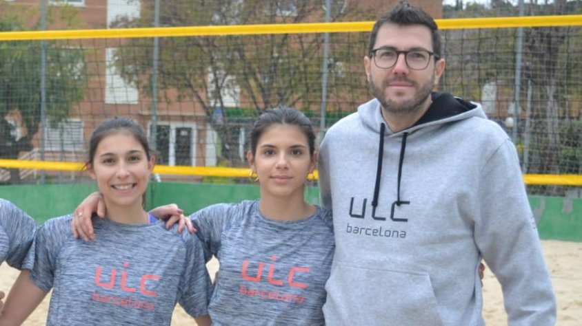 Les germanes Delort i Juan Manuel Sánchez, del Sènior Femení Blanc del CV Prat