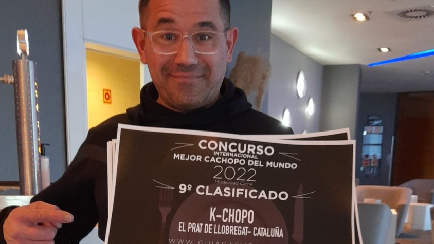 Ramon Batalla amb el diploma del novè millor cachopo del món