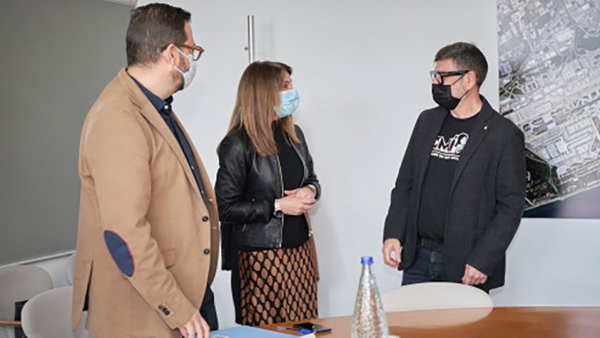 D'esquerra a dreta, Gabriel Soriano, regidor de Salut Pública i Consum del Prat, Meritxell Budó, secretària d’atenció sanitària i participació de la Generalitat, i Lluís Mijoler, alcalde del Prat