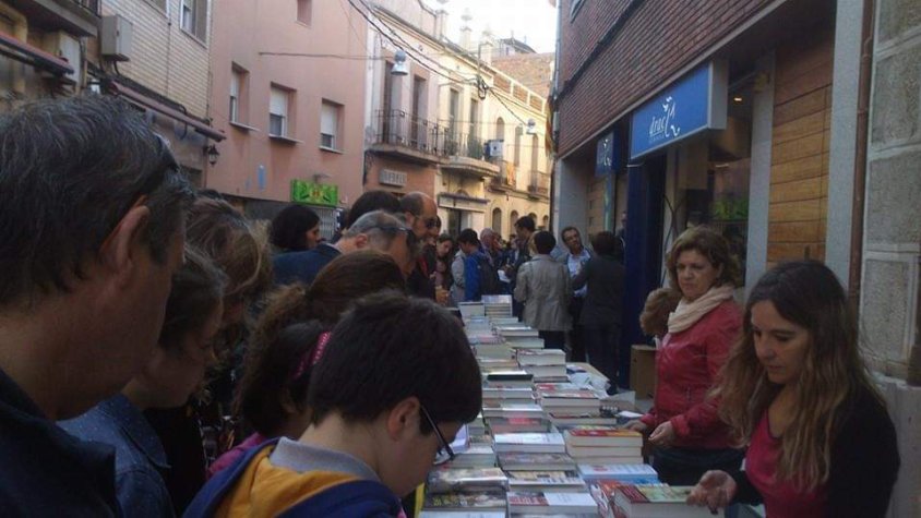Paradetes al carrer Ferran Puig, el format habitual de Sant Jordi fins ara