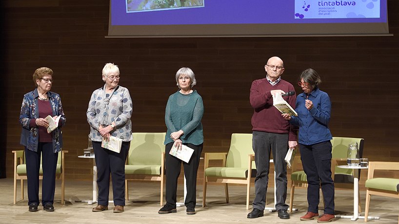 Els rapsodes Glòria Feu, Àngela Jové, Núria Sanahuja, Jesús García i Ceci Ràfols van llegir 13 poemes del llibre de Ramona Via.