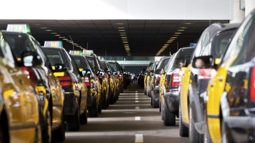 Taxis fent cua a la Terminal 1 de l'aeroport del Prat