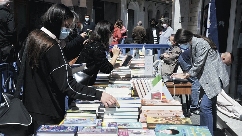 Parades de llibres per Sant Jordi al carrer Ferran Puig