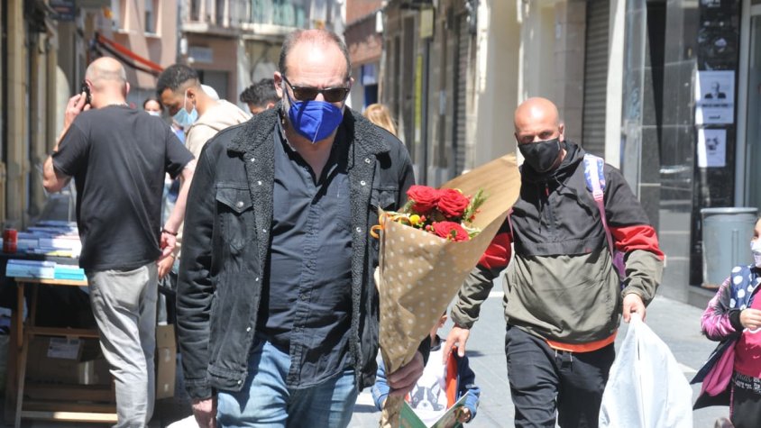 Ambient de Sant Jordi al carrer Ferran Puig, el 2021