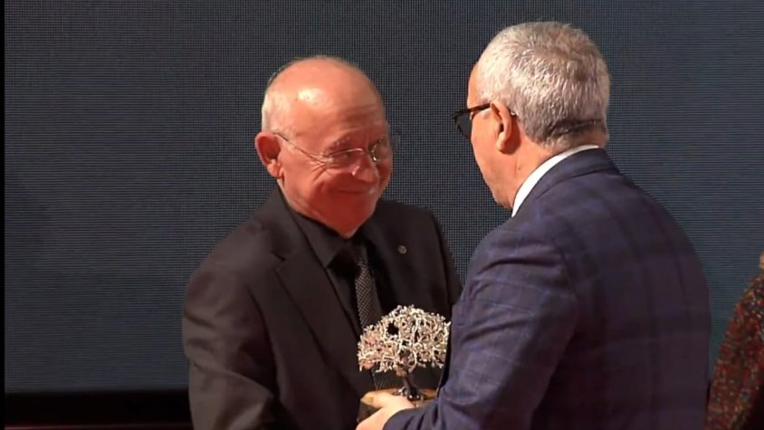 Moisès (a l'esquerra) germà de Jordi Llopart va rebre de mans d'Alejandro Blanco un record de l'acte.