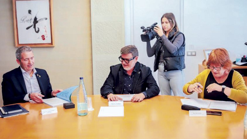 Josep Gonzàlez-Cambray, conseller d’Educació, Lluís Mijoler, alcalde del Prat, i Pilar Eslava, tinent d’alcaldia d'Educació i Cultura