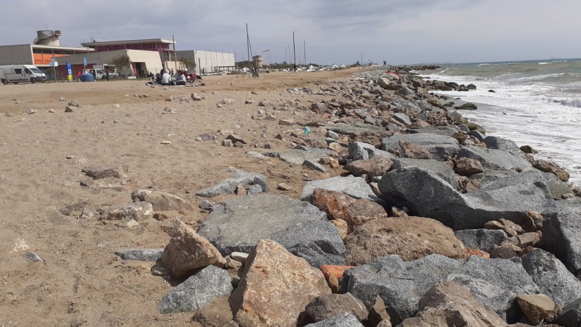 Platja del Prat amb el Centre Municipal de Vela al fons, el passat mes d'abril