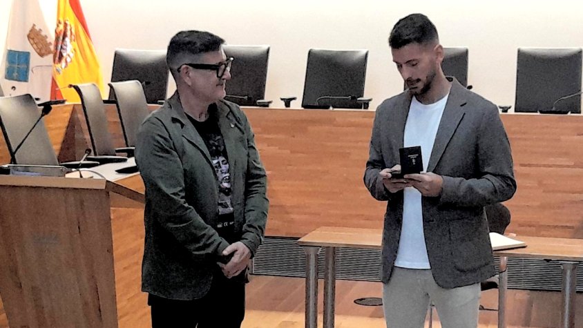 Toni Texeira ha recibido un recuerdo del acto de mano de Lluís Mijoler, alcalde del Prat