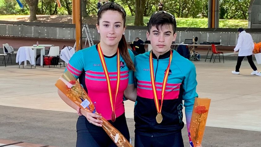 Ona or en juvenil i Chistopher plata en infantil