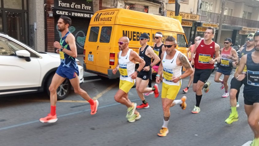Farid (segundo por la izquierda) junto a José Manuel (a su derecha) en un momento de la maratón de Barcelona