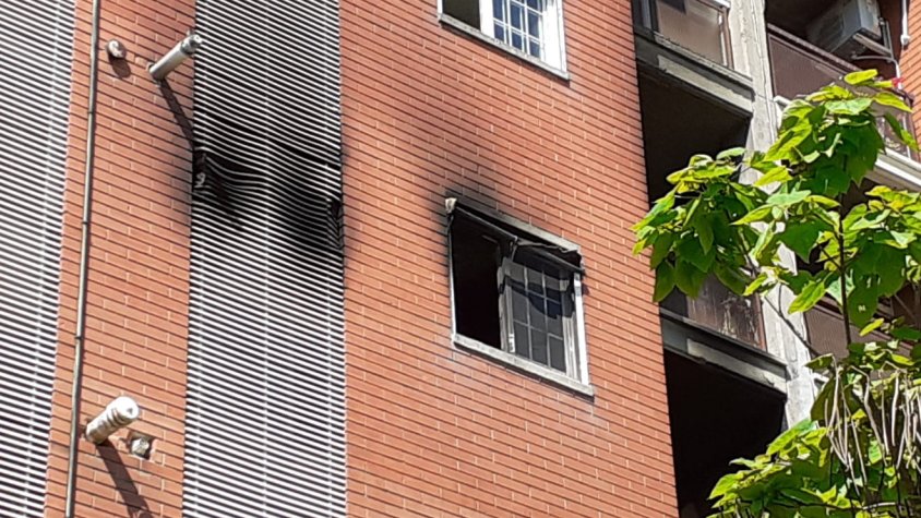 Les restes de l'incendi declarat ahir