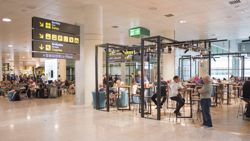 Interior a una terminal de l'aeroport del Prat