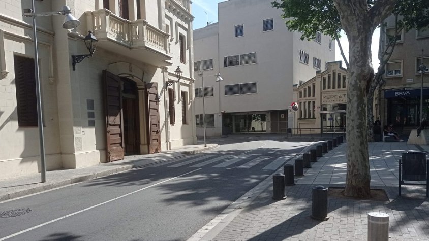 La calçada de davant de l'Ajuntament i del mercat s'elevarà al nivell de la plaça de la Vila